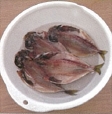 溶かした溶液に漬け込んだ魚